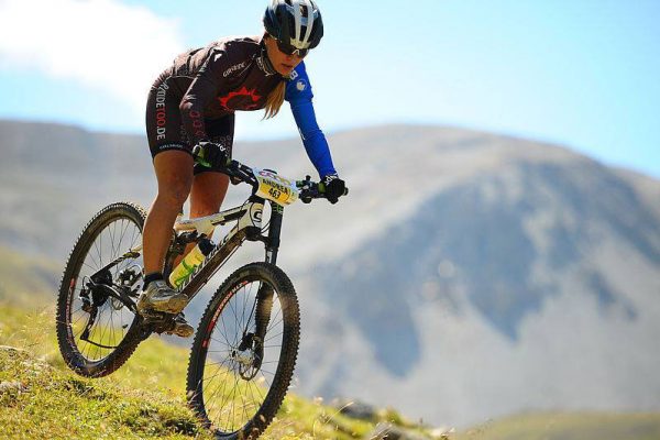 MTB-Athletin mit Damen-Bundhose von DOWE