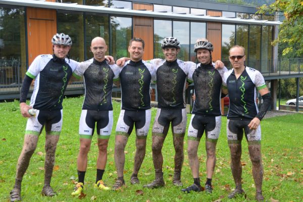 Athleten, dreckig, mit DOWE Trägerhose