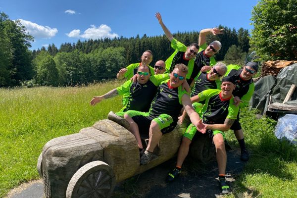 Spaßendes Radsport-Team mit DOWE Enduro Shirt und Shorts