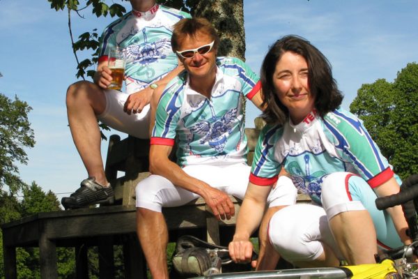 Radlerin und zwei Radler im DOWE BasicForm Trikot