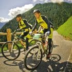 Windweste SuperForm - zwei Athleten in den Bergen auf dem MTB