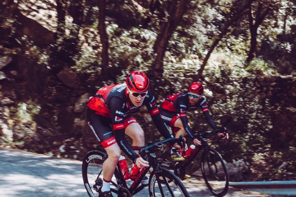 Athleten vom Team Leeze auf Mallorca mit DOWE Teamwear