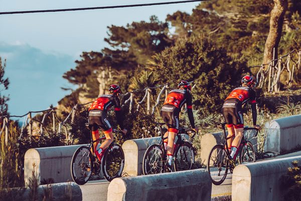 Athleten vom Team Leeze auf Mallorca mit DOWE Teamwear