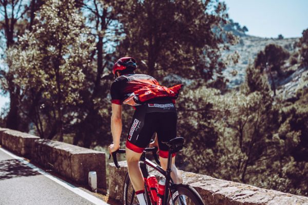 Athlet von Team Leeze auf Mallorca mit DOWE Trikot