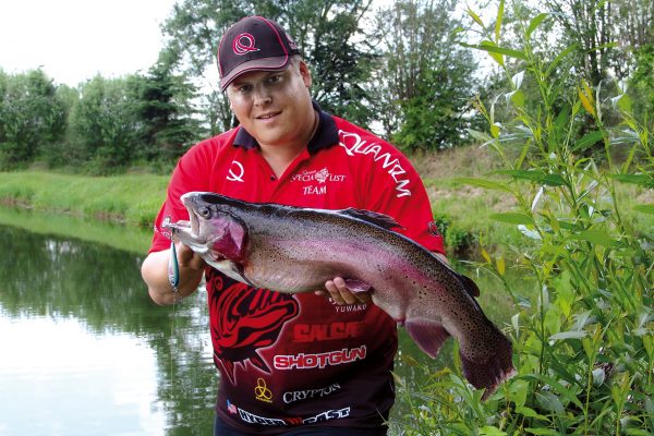 Angler mit Beute und Polo-Shirt