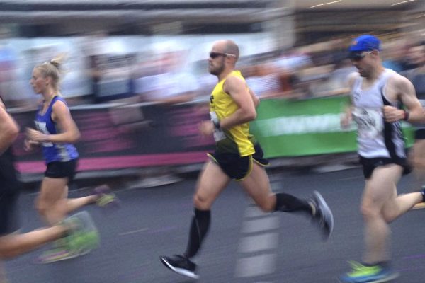 Athlet mit Marathon-Shirt von DOWE