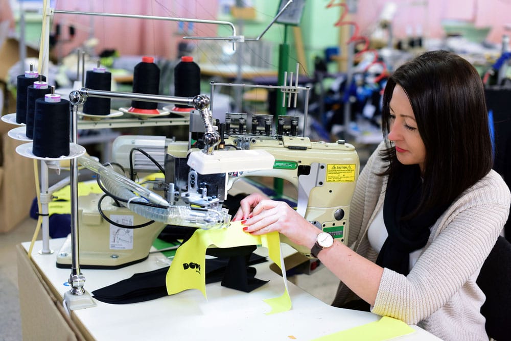 Näherin mit Trikot von DOWE Sportswear - Produktion
