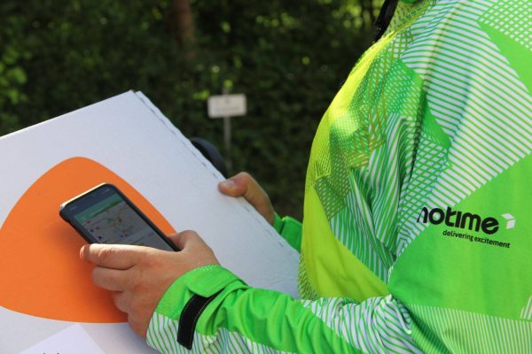 Lieferantin in Notime Trikot