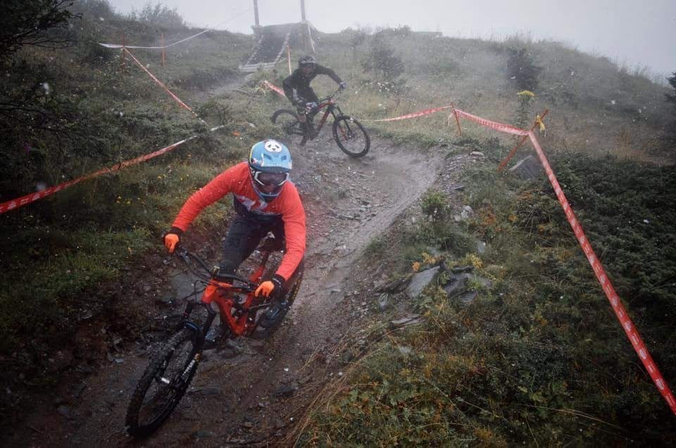 Downhill MTB im Regen