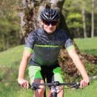 Mountainbiker mit DOWE Sportswear Race/Allround Bikeshort "Marine"