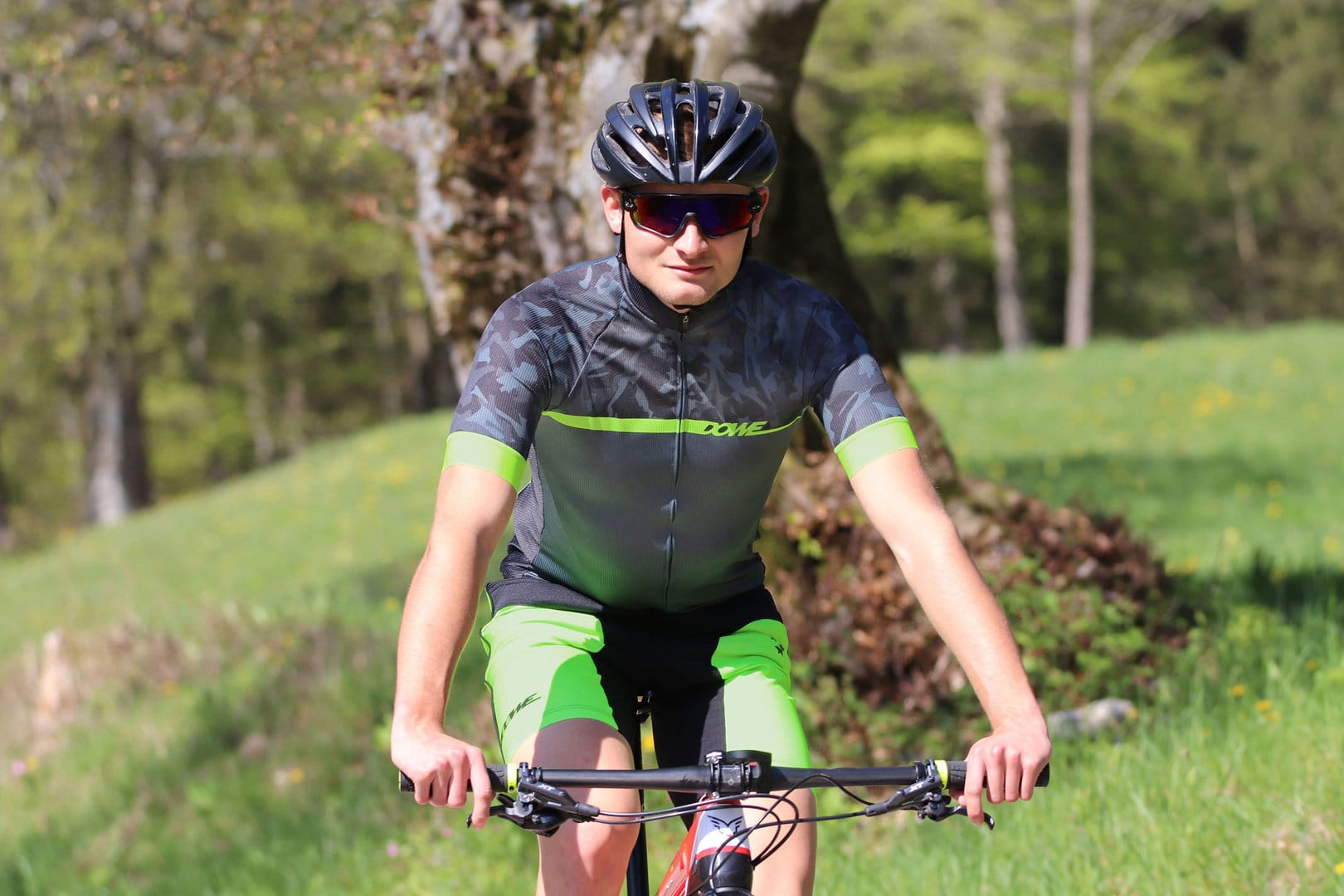 Mountainbiker mit DOWE Sportswear Race/Allround Bikeshort "Marine"