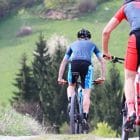 Mountainbiker mit DOWE Sportswear Race/Allround Bikeshort "Marine"