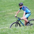 Mountainbiker mit DOWE Sportswear Race/Allround Bikeshort "Marine"