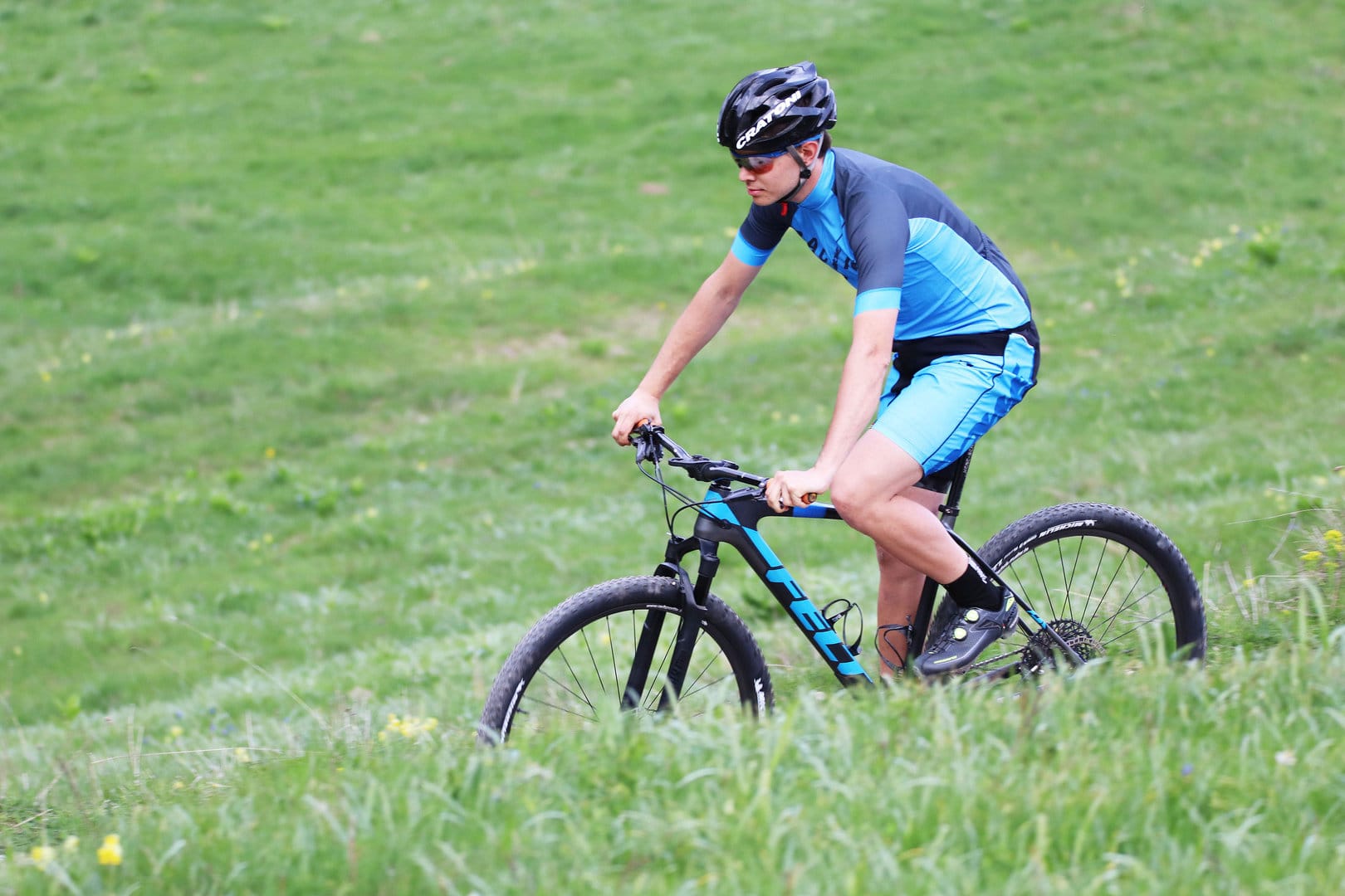 Mountainbiker mit DOWE Sportswear Race/Allround Bikeshort "Marine"