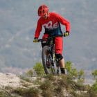 Mountainbiker mit DOWE MTB/Enduro Bikeshort "Fire"