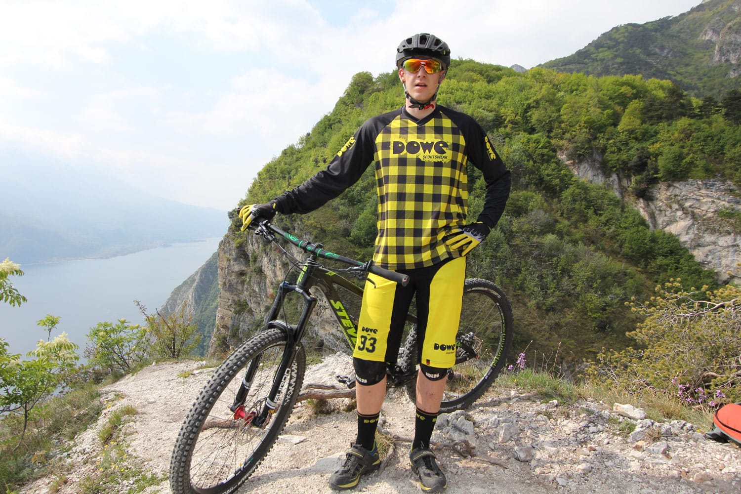Model mit DOWE Enduro Jersey und Short auf dem Mountainbike am Gardasaee