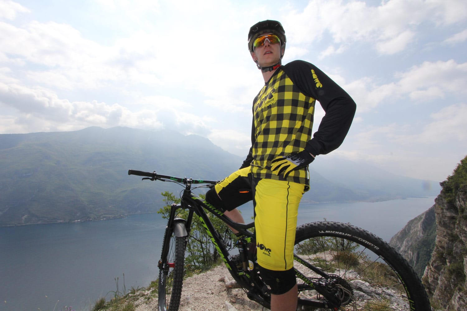 Model mit DOWE Enduro Jersey und Short auf dem Mountainbike am Gardasaee