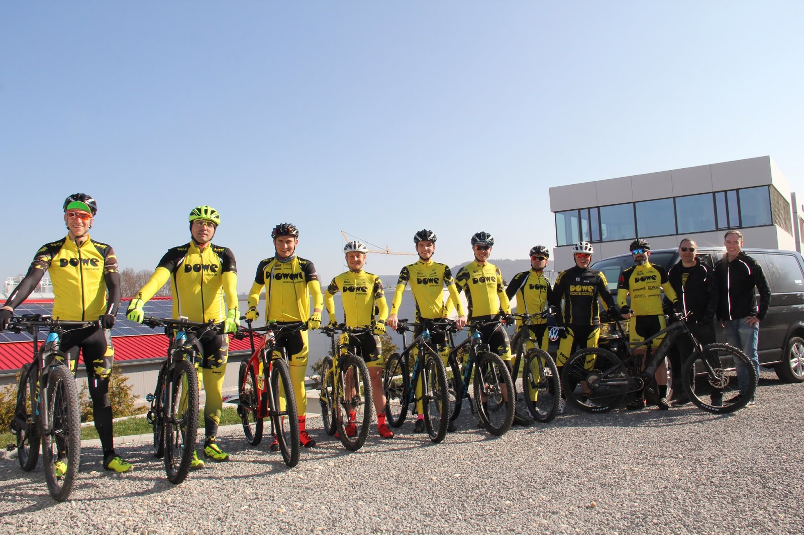 Das DOWE Sportswear Team feiert Team-Event