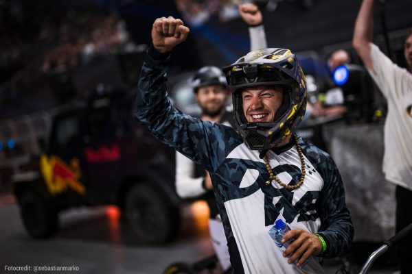 dowe-sportswear-enduro-langarm-rocker-night-of-the-jumps-II