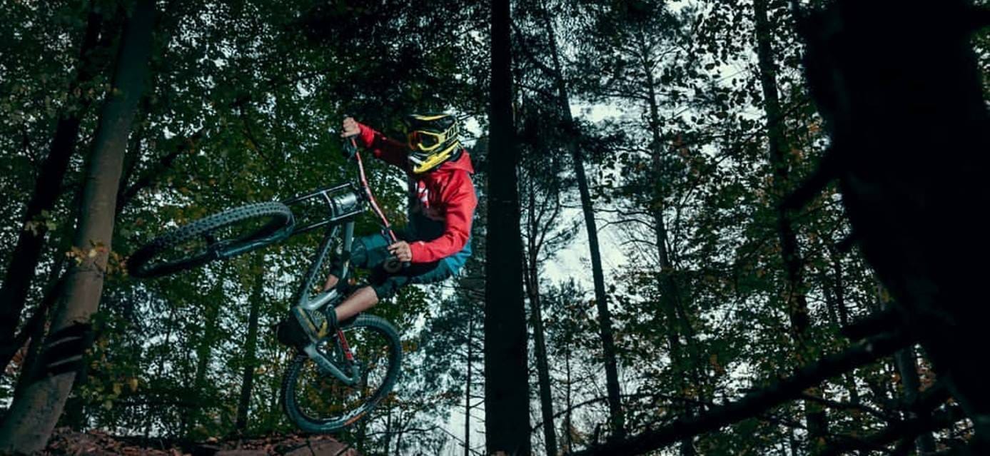 MTB-Radler mit Dowe Active Jacket "Blue Mountain" im Wald