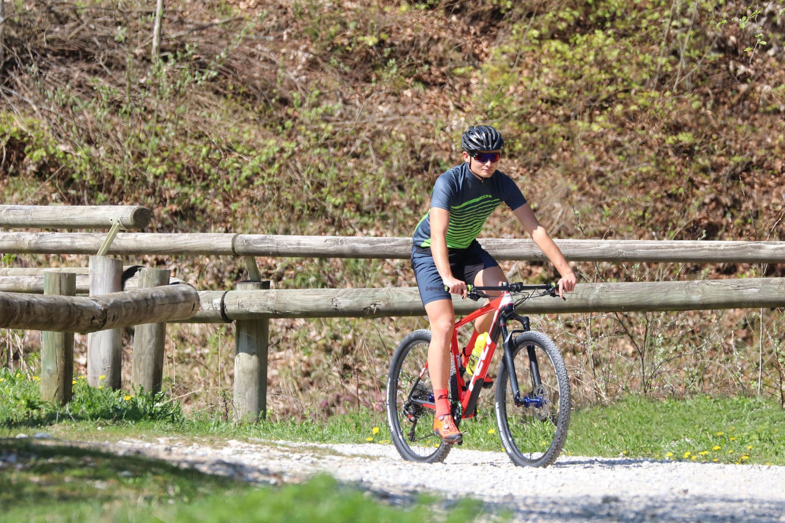 Radfahrer mit DOWE Sportswear Carbon Radtrikot "Hornet"
