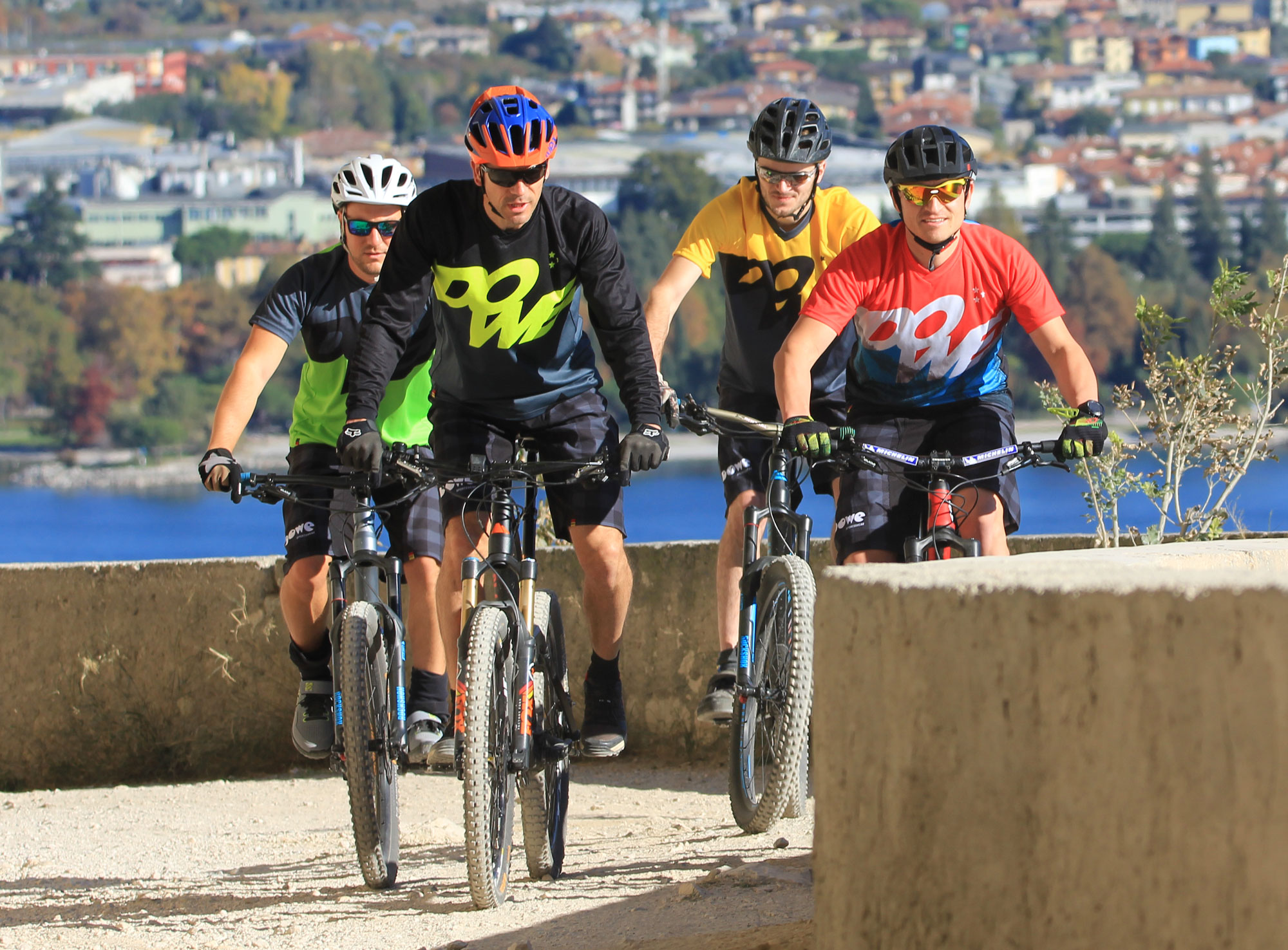 Vier männliche Mountainbiker mit DOWE Enduro Shorts und Jerseys