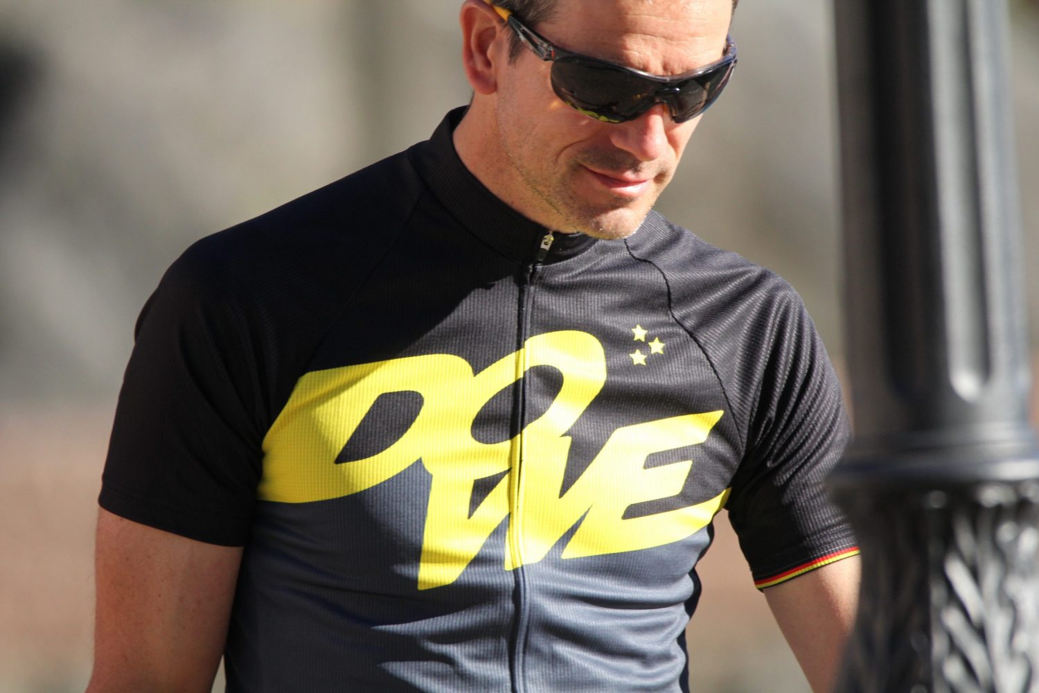 Model mit DOWE Sportswear Carbon Trikot