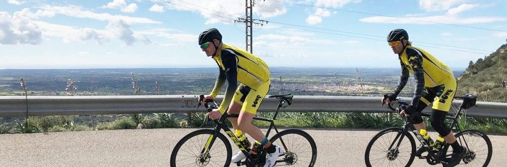 Rennrad-Fahrer im DOWE-Trikot
