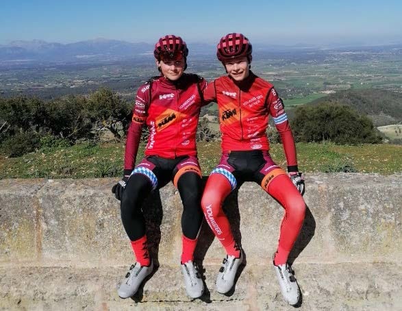 Zwei KTM Youngsters-Teammitglieder mit DOWE Windwesten und Trikots