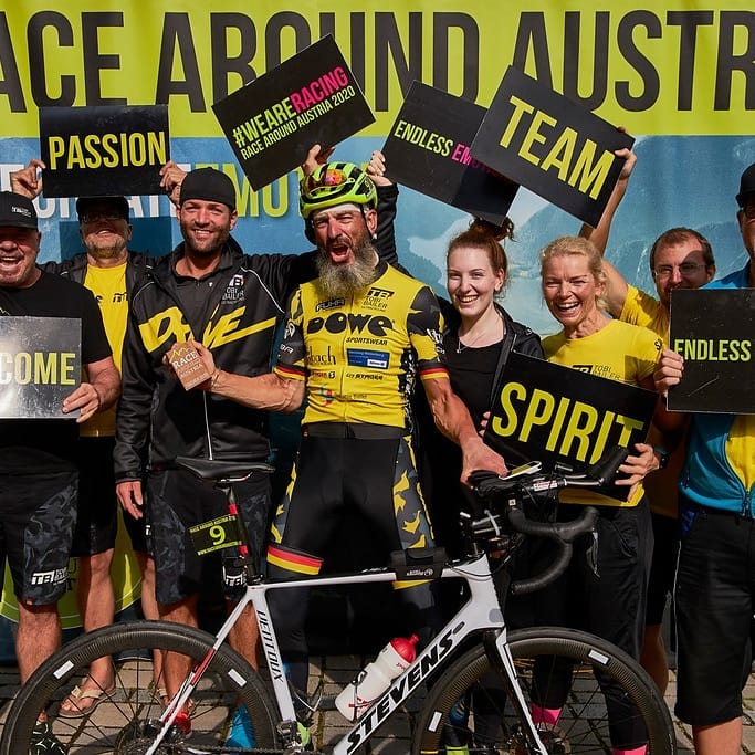 Tobias Bailer repräsentiert DOWE Sportswear beim Race Around Austria