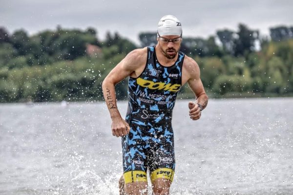Schwimmer im Wasser beim Triathlon im DOWE Tri Speedsuit