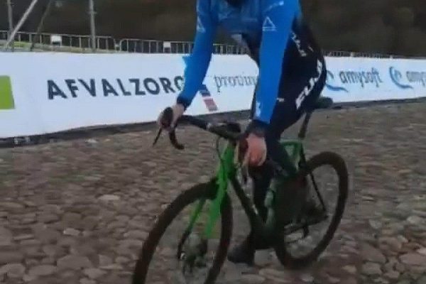 Team Fujibikes Rockets Radler mit Winterhose von DOWE