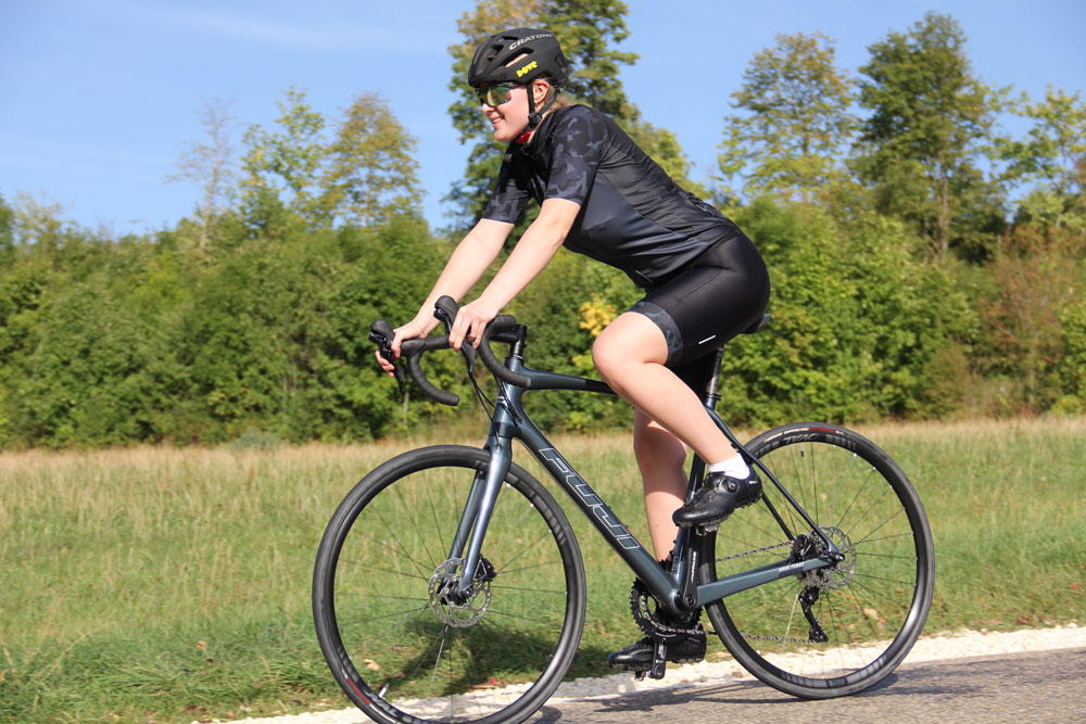 Radlerin auf dem Rennrad mit DOWE SuperForm Race Kurzarm-Trikot "Black Camo"