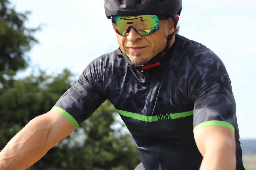 Radler mit SuperForm Race Kurzarm-Trikot "Green Camo" von DOWE