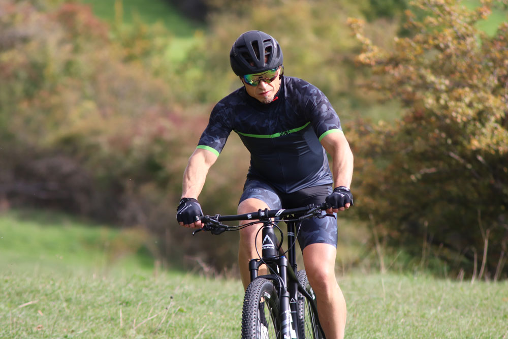 Radler im Herbst mit DOWE SuperForm Race Kurzarm-Trikot "Green Camo"