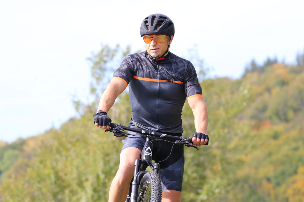 DOWE SuperForm Race Kurzarm-Trikot "Orange Camo" - Radler im Herbst