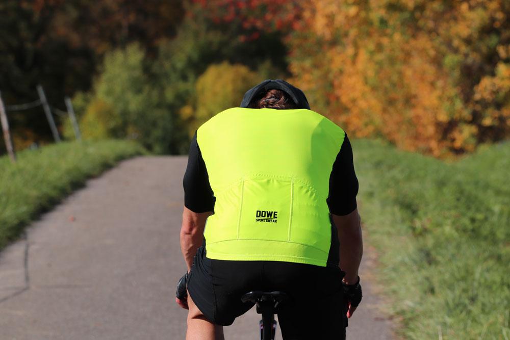 Radler im Herbst mit DOWE SuperForm Windweste "Fluo"