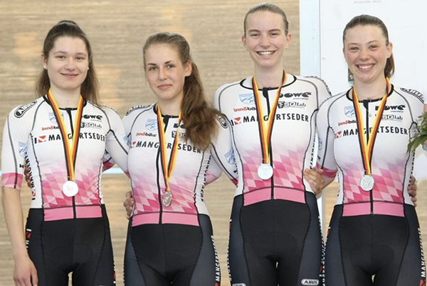 Team Mangertseder trägt DOWE Sportswear - Aero Cycling Suit