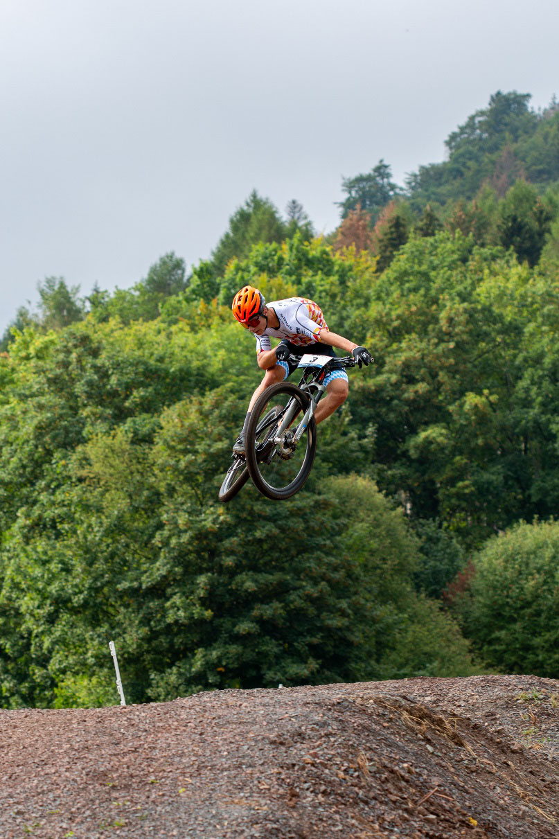 KTM Youngster beim Sprung mit dem MTB im DOWE Trikot