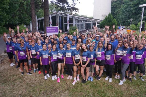 Ein sehr großes Sportteam "Altenheimat" mit lila-blauen Funktionsshirts von DOWE Sportswear. Gruppenfoto.