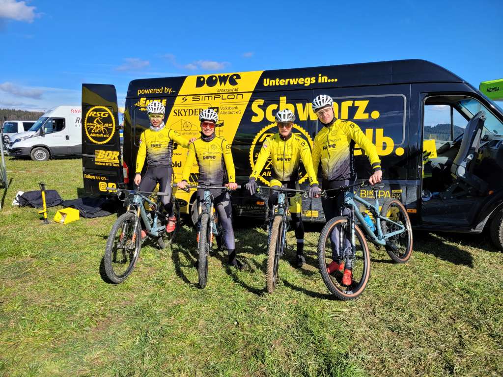dowe-sportswear-team-simplon-maerz-2023-a Team DOWE Simplon auf dem Mountainbike in der Sonne