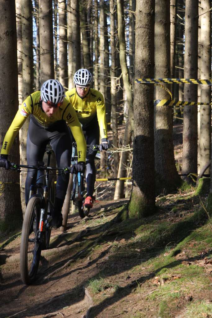 dowe-sportswear-team-simplon-maerz-2023-b Team DOWE Simplon auf dem Mountainbike im Wald