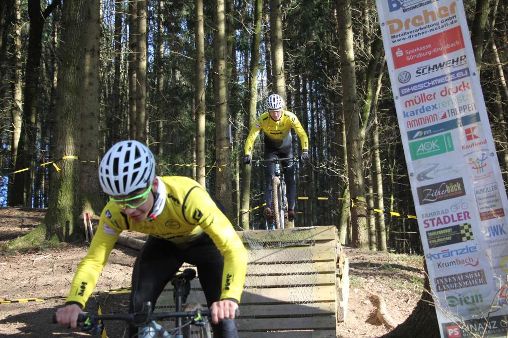 dowe-sportswear-team-simplon-maerz-2023-c Team DOWE Simplon auf dem Mountainbike im Wald