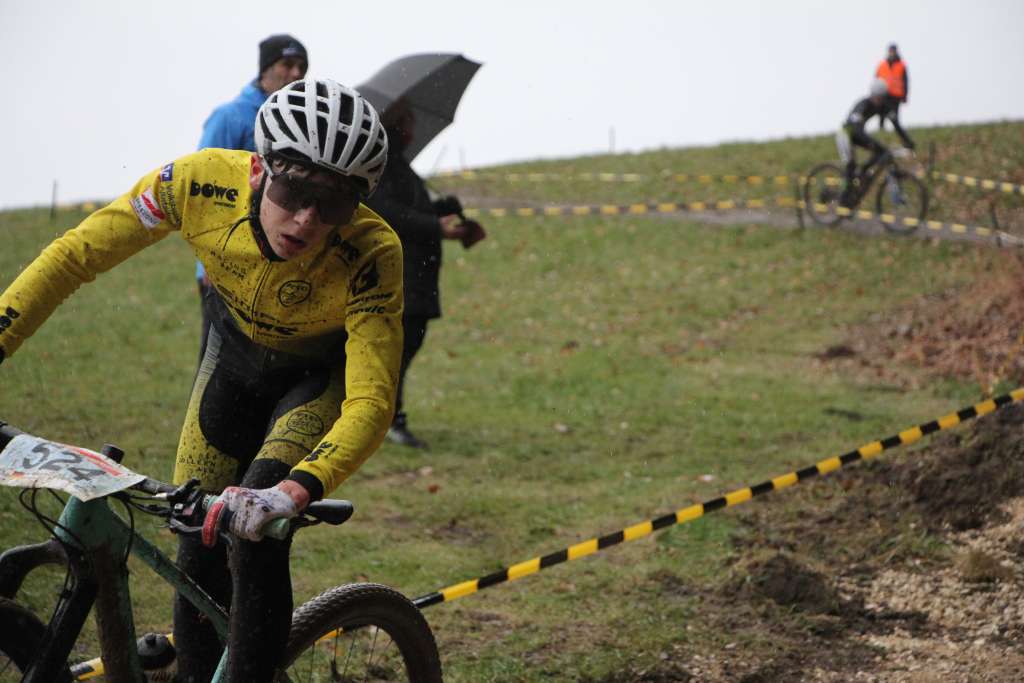 dowe-sportswear-team-simplon-maerz-2023-d Team DOWE Simplon auf dem Mountainbike im Matsch