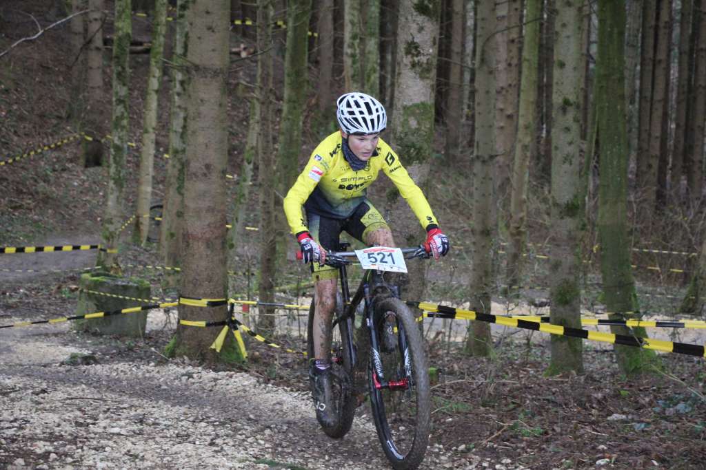 dowe-sportswear-team-simplon-maerz-2023-e Team DOWE Simplon auf dem Mountainbike im Wald