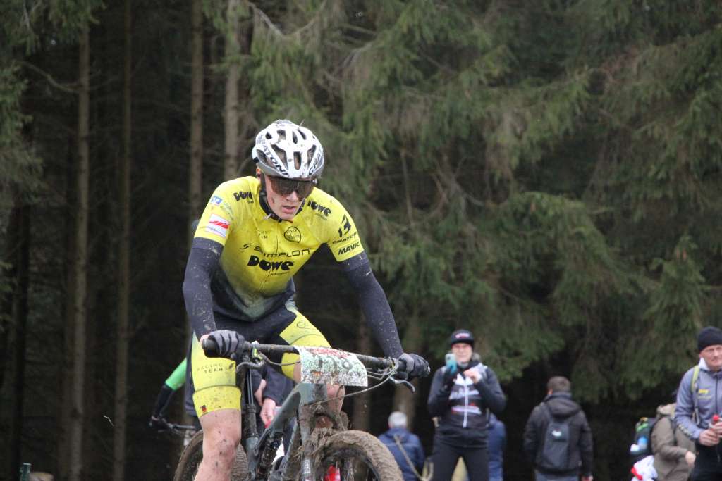 dowe-sportswear-team-simplon-maerz-2023-f Team DOWE Simplon auf dem Mountainbike im Wald