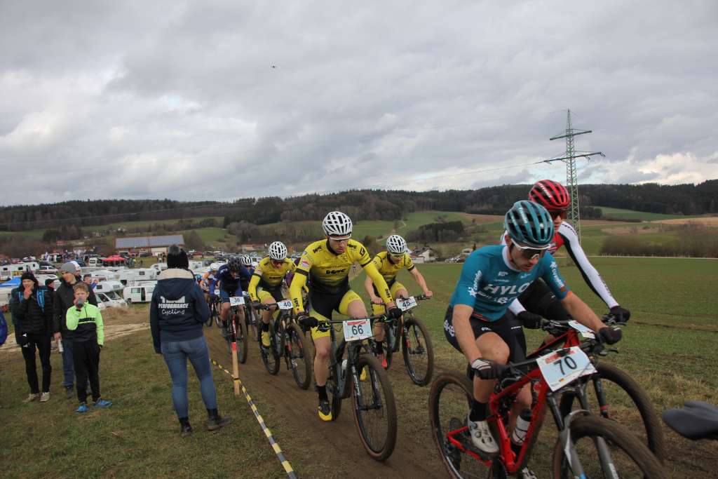 dowe-sportswear-team-simplon-maerz-2023-g Team DOWE Simplon auf dem Mountainbike im Matsch