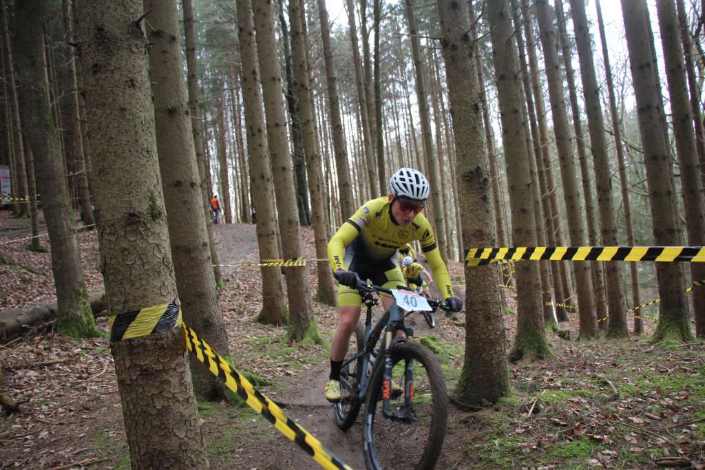 dowe-sportswear-team-simplon-maerz-2023-h Team DOWE Simplon auf dem Mountainbike im Wald