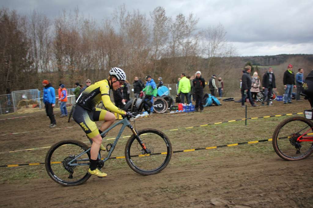 dowe-sportswear-team-simplon-maerz-2023-i Team DOWE Simplon auf dem Mountainbike im Matsch