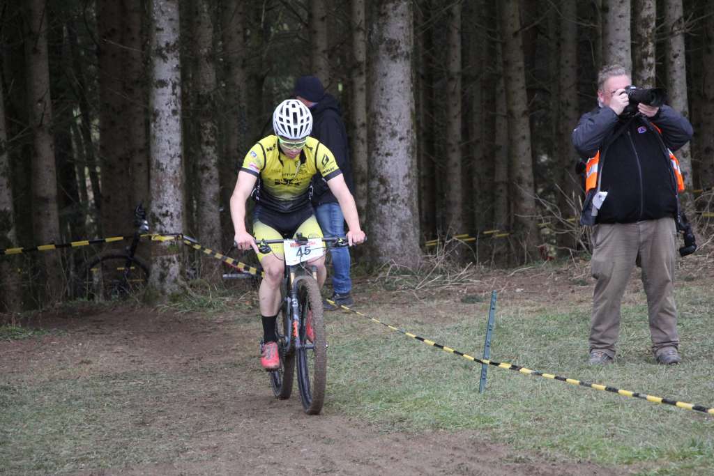dowe-sportswear-team-simplon-maerz-2023-j Team DOWE Simplon auf dem Mountainbike im Wald